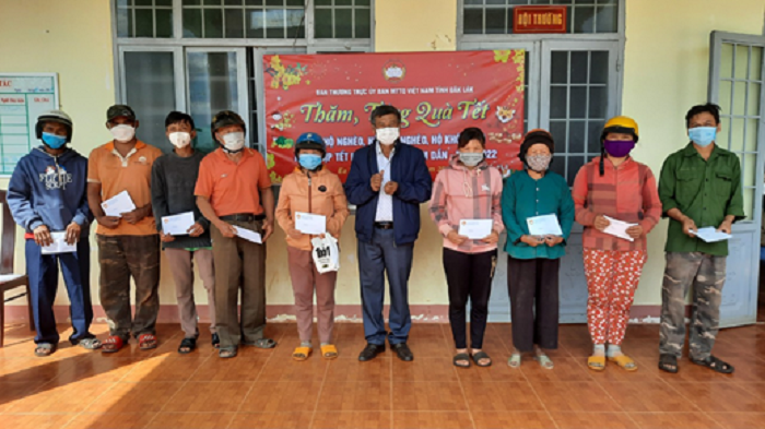 Ủy ban MTTQ Việt Nam tỉnh Đắk Lắk tặng quà Tết cho hộ nghèo ở xã Ea Tir
